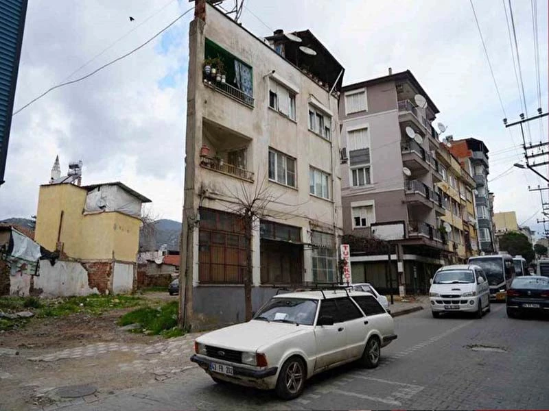 Türkiye'de bir garip bina! Balıkesir'de kağıt gibi duran ev görenleri hayrete düşürdü! Kimse yanına dahi yaklaşamadı!
