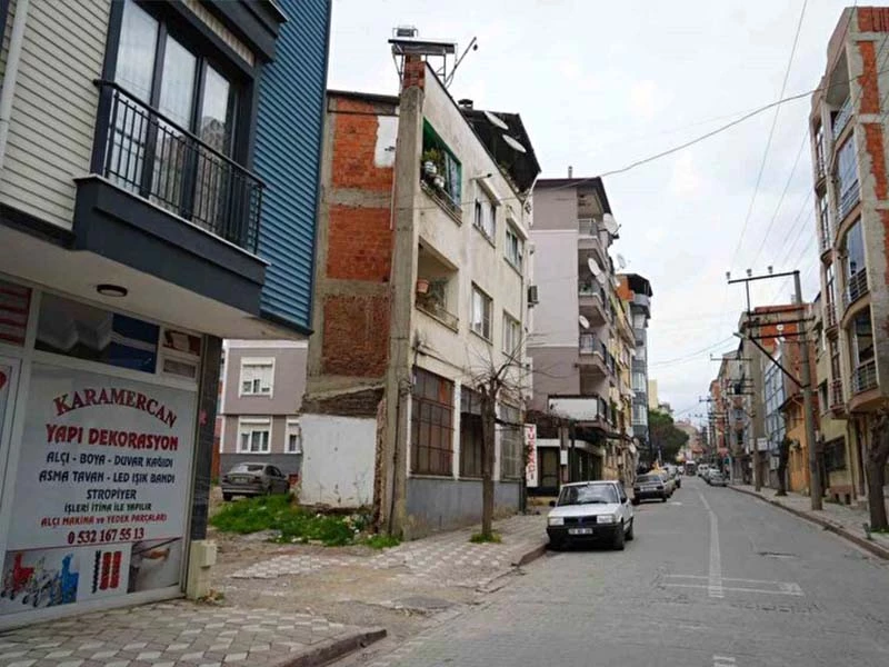 Türkiye'de bir garip bina! Balıkesir'de kağıt gibi duran ev görenleri hayrete düşürdü! Kimse yanına dahi yaklaşamadı!