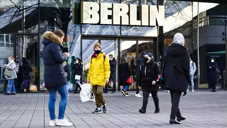 Almanya'da skandal! Sakıncalı maskeler yaşlılara verilecekti