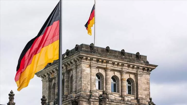 Almanya: Facebook'u kapatın