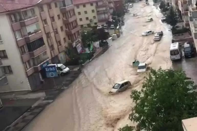 Ankara'da yağmur yağdı hayat felç oldu