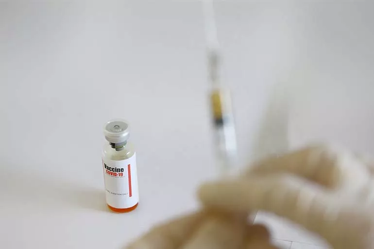 Aşılamada yeni dönem: AVM'de aşı istasyonları