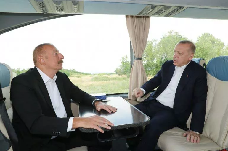 Erdoğan ile Aliyev, otobüsle Karabağ'ı turladı