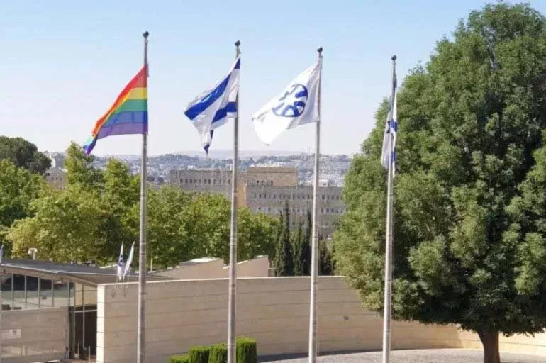 İsrail Dışişleri Bakanlığı, LGBTQ bayrağını göndere çekti