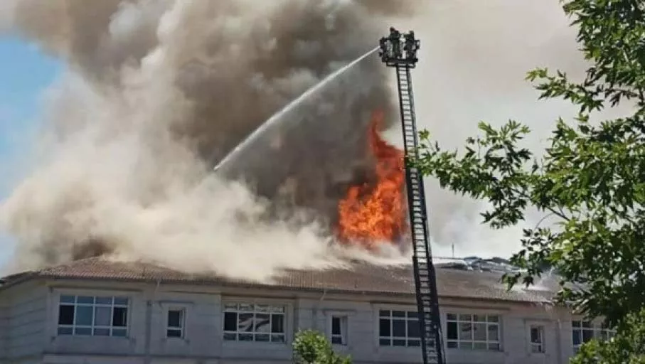 İstanbul'da okul çatısında korkutan yangın