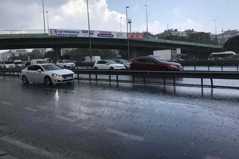 İstanbul'da su baskını! Dolu ve yağmur bir anda bastırdı