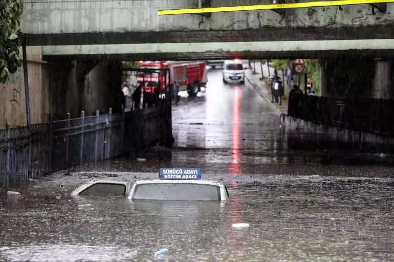 İstanbul'u şiddetli yağmur vurdu! Araba suya gömüldü yüzerek kurtuldu