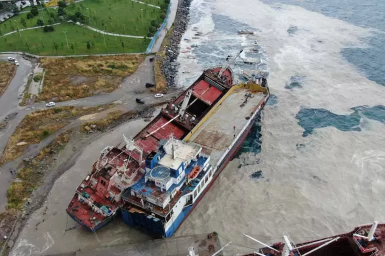 Kartal'da halatı kopan gemi, başka bir gemiye çarptı