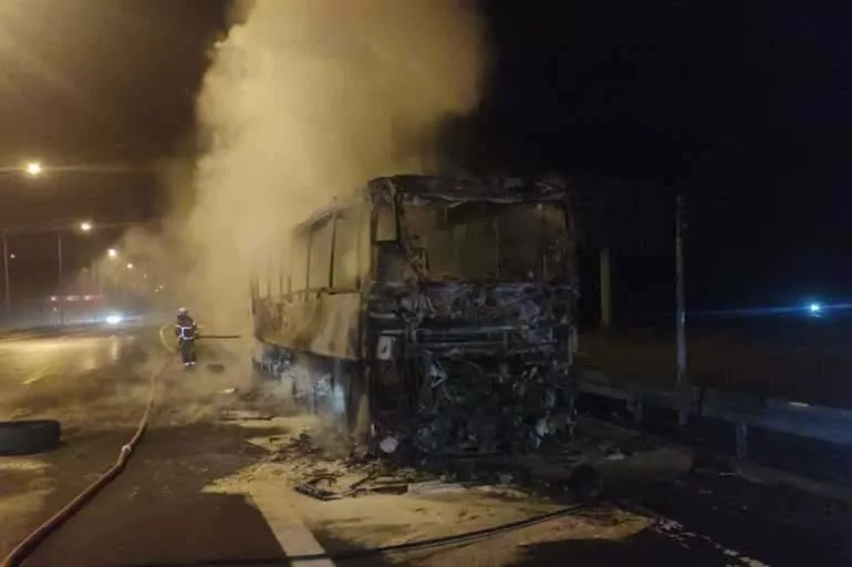Lastiği patlayan otobüs yandı, facianın eşiğinden dönüldü