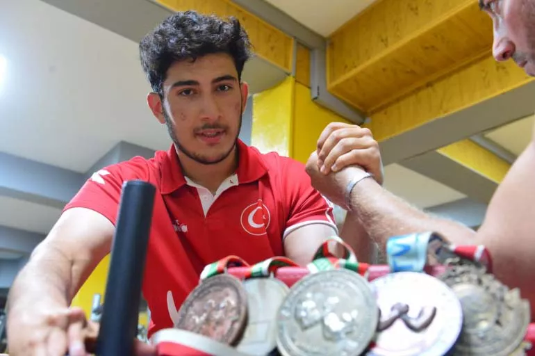 Milli sporcu, Mustafa Varank ile bilek güreşi maçı yapacak