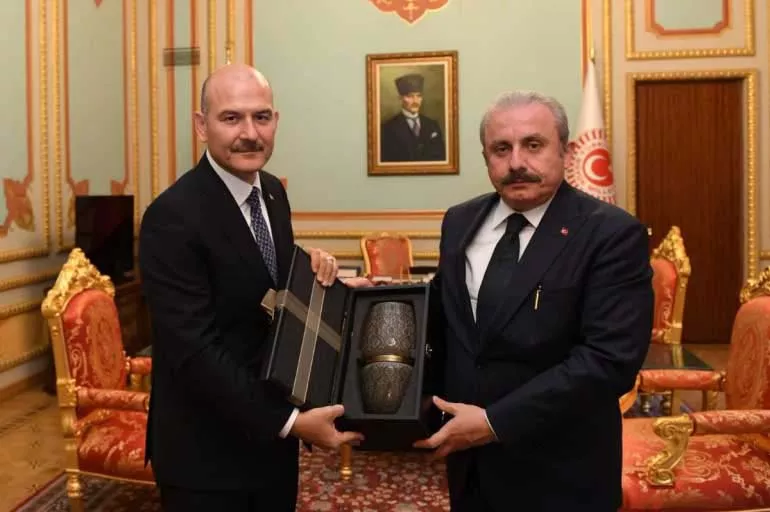 Süleyman Soylu 10 bin dolar alan siyasetçiyi Mustafa Şentop'a söyledi