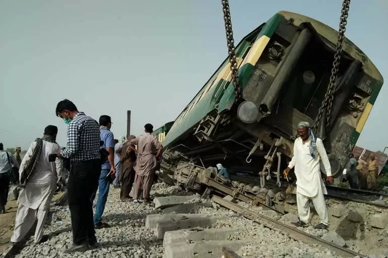 Pakistan'daki tren kazasında ölü sayısı 50'ye yükseldi
