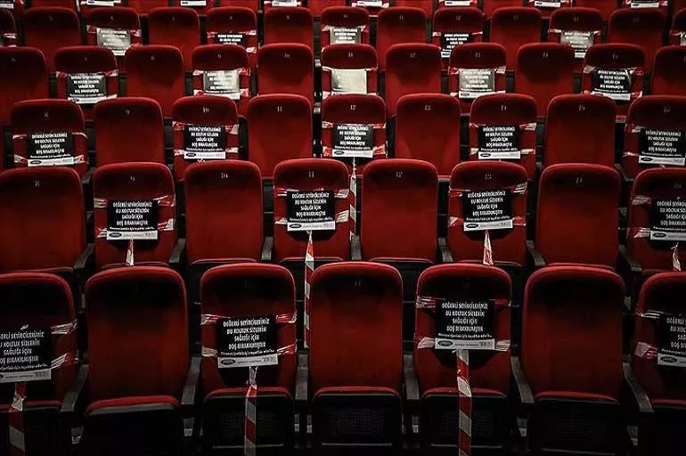 Sinema salonlarının açılış tarihi sektörün talebiyle ertelendi