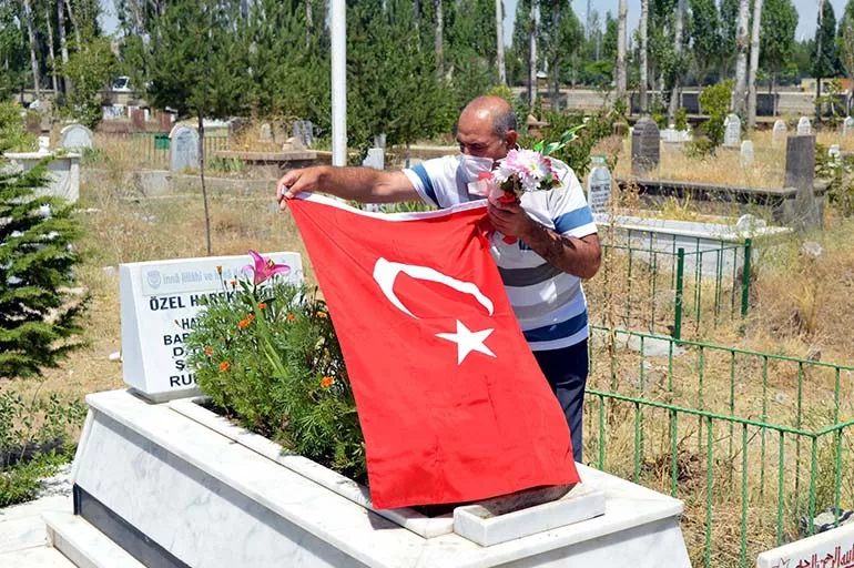 Şehit kardeşinin mezarına Türk bayrağı serdi