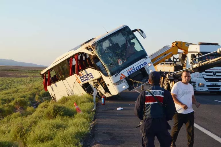 Aksaray'da yolcu otobüsü devrildi: Çok sayıda yaralı var