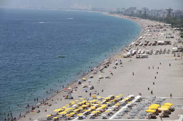 Antalya'da sahillerde bayram tatili yoğunluğu yaşanıyor
