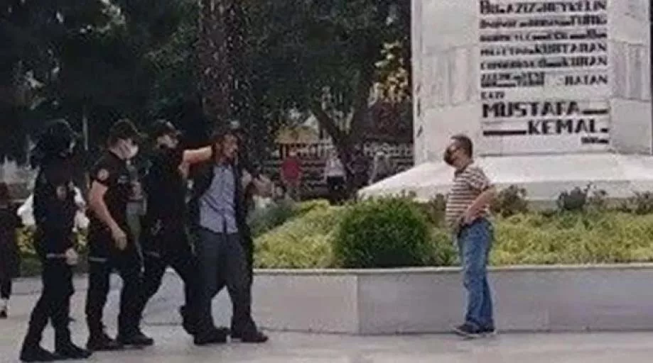 Atatürk heykeline çekiçli saldırı