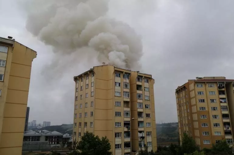 Başakşehir'de apartmanın çatısında yangın