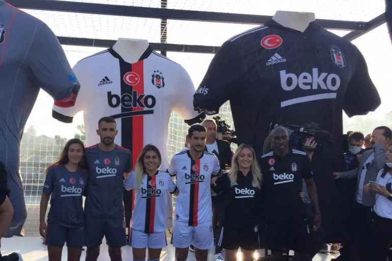 Beşiktaş yeni formalarını Boğaz'da tanıttı