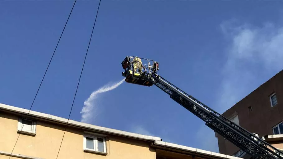 Beyoğlu'nda apartmanın çatısında çıkan yangın söndürüldü