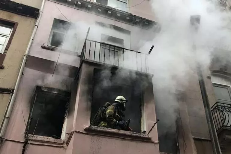 Beyoğlu'nda eski bir binada çıkan yangın söndürüldü!