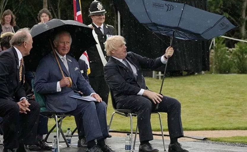 Boris Johnson'ın şemsiyeyle mücadelesi güldürdü