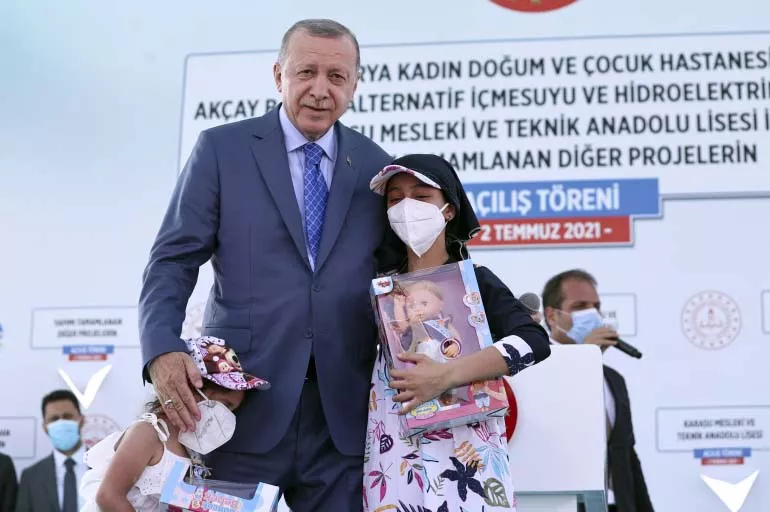 Cumhurbaşkanı Erdoğan, kendisini sevgi gösterileriyle karşılayan Sakaryalılara "çok özledim" dedi