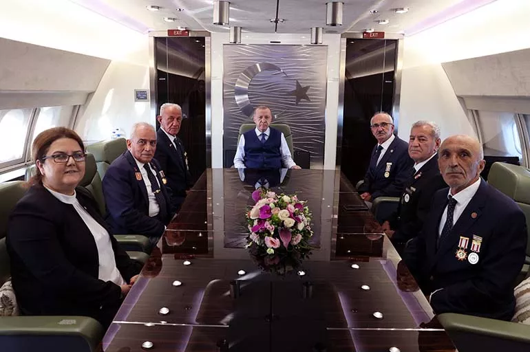 Cumhurbaşkanı Erdoğan, Kıbrıs gazileriyle uçakta bir araya geldi