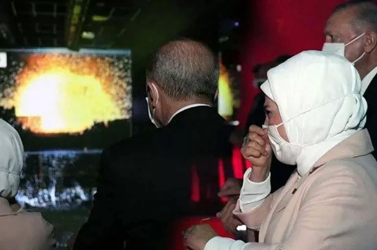 Emine Erdoğan'ın duygu dolu anları! Şehitler için ağladı