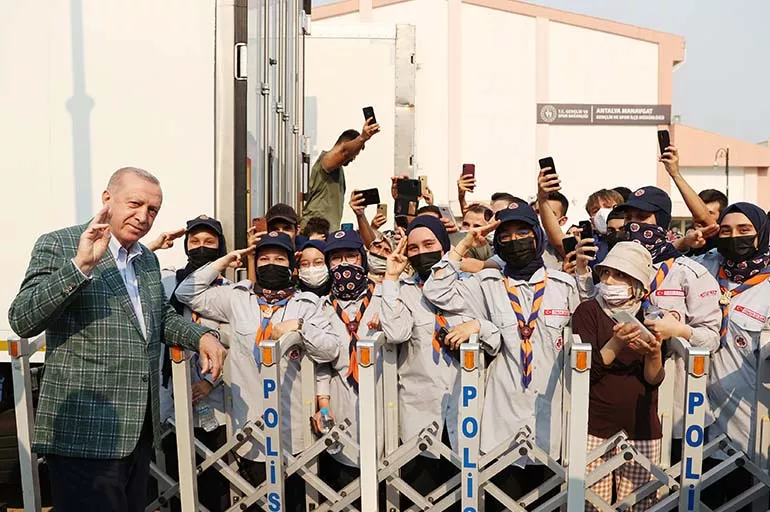 Cumhurbaşkanı Erdoğan, yangında gönüllü olan öğrencilerle buluştu