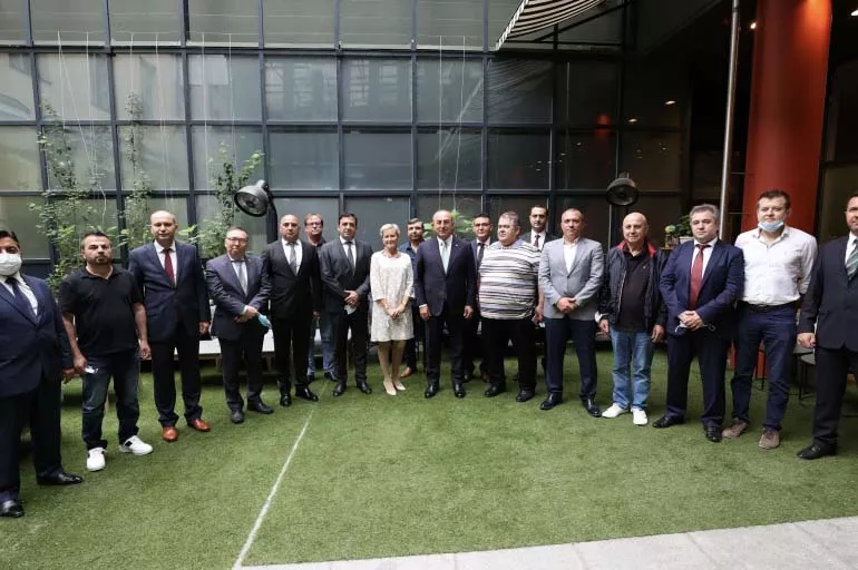 Dışişleri Bakanı Çavuşoğlu, Finlandiya'da Türklerle buluştu