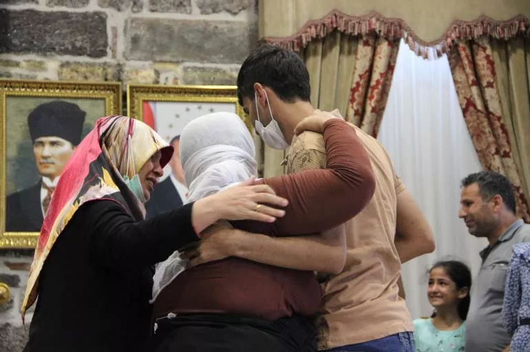 Diyarbakır'da bayram günü! 3 aile daha evladına kavuştu
