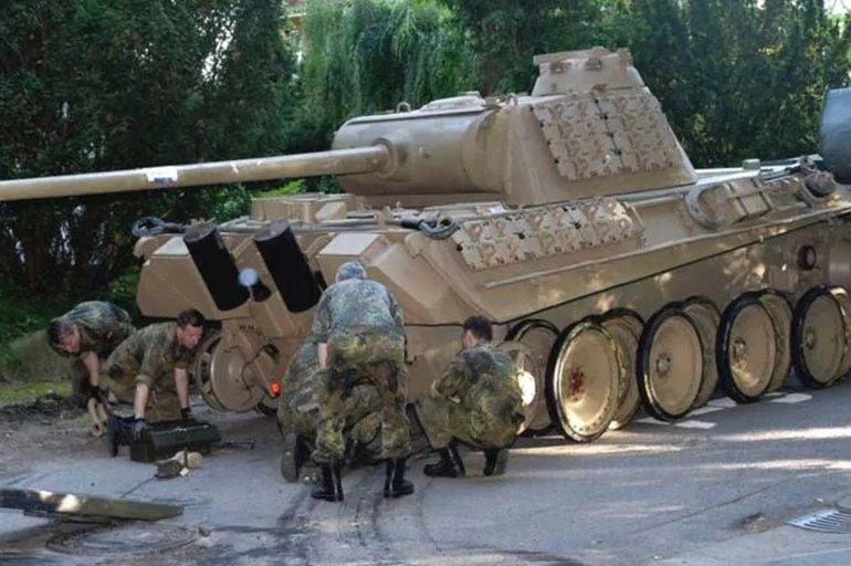 Evinde 2. Dünya Savaşı'ndan kalma tank çıktı
