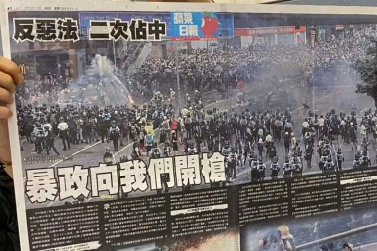 Hong Kong'da kapatılan muhalif gazetenin genel yayın yönetmeni gözaltında