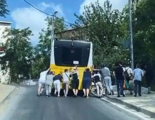 İETT otobüsü arıza yaptı yolcular duruma el attı