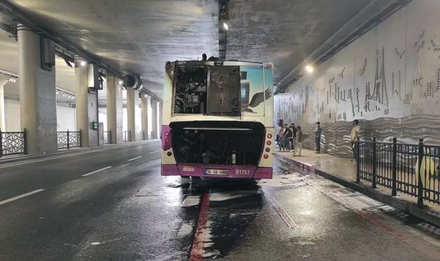 İstanbul'dan olağan manzaralar: Bir otobüs daha yandı
