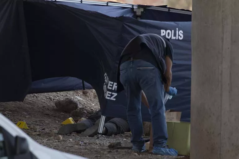İzmir'de bir kişi viyadük altında ölü bulundu