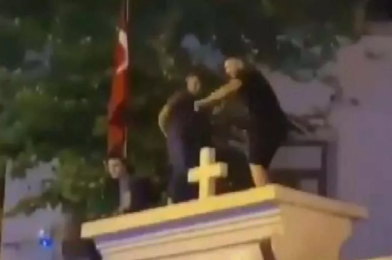 Kadıköy'de kilise duvarında oynayan 3 kişi serbest bırakıldı