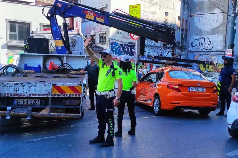 Karaköy'de tramvay taksiye çarptı! Seferler durduruldu