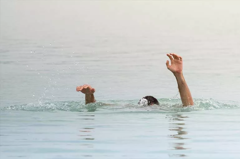 Kocaeli'de denize giren 2 gençten biri boğuldu