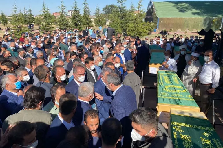 Konya'da cenazeler defnedildi  AK Parti heyeti de katıldı