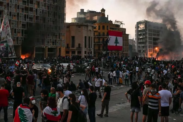 Lübnanlılar benzin için birbirini kesmeye başladı