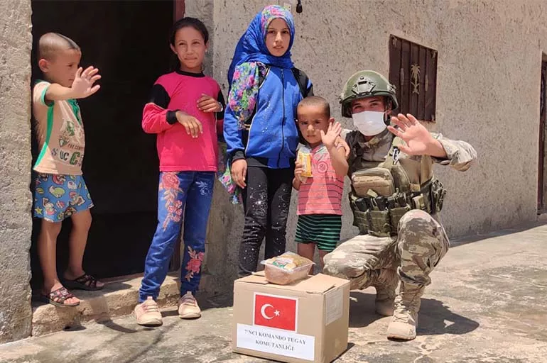 Mehmetçik'ten Barış Pınarı bölgesindeki ihtiyaç sahiplerine destek