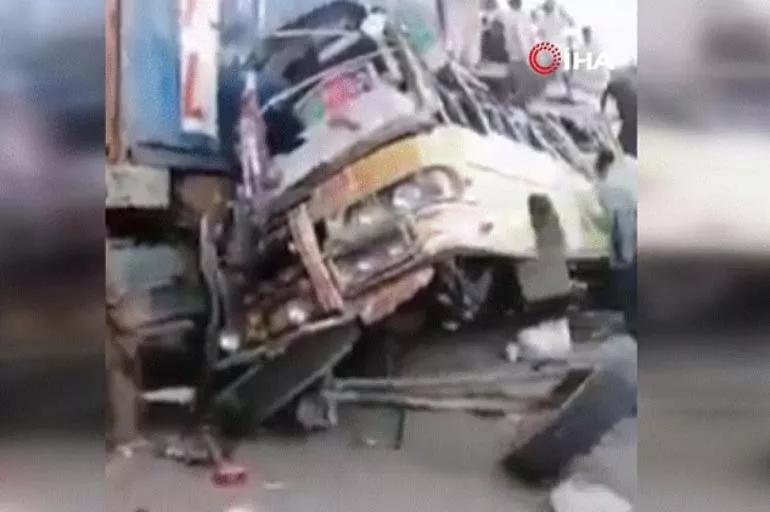 Otobüs kazası sonucu 27 kişi hayatını kaybetti