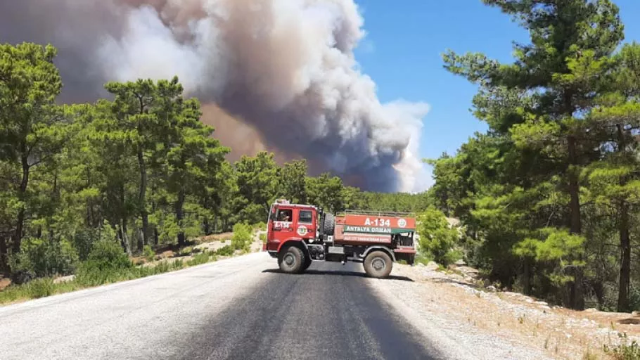 Antalya'da orman yangını! Evler boşaltıldı hastaneler tahliye edildi