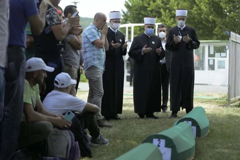 Srebrenitsa şehitleri soykırımın 26. yıl dönümünde törenlerle anıldı