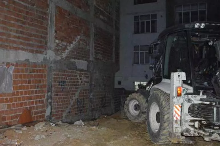 Sultangazi'de iki bina çökme riski nedeniyle boşaltıldı