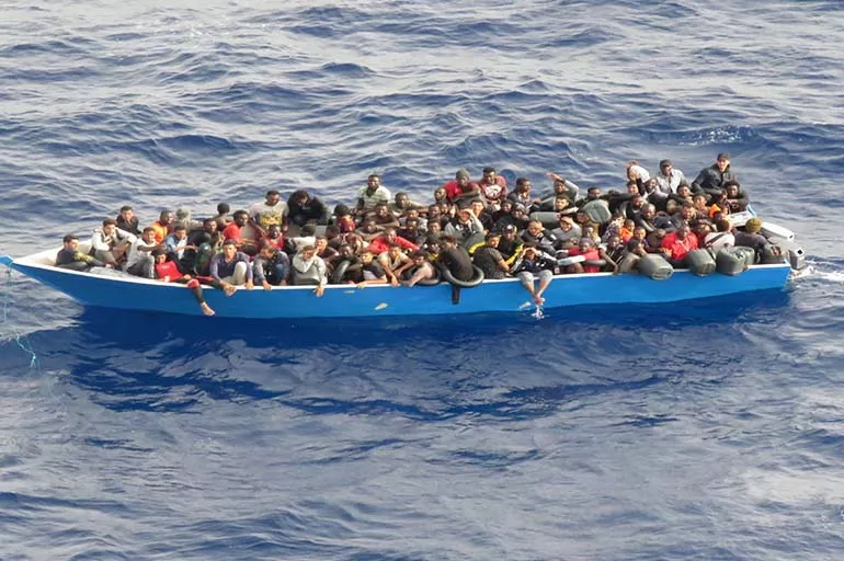 TCG Gediz Fırkateyni ile 80 göçmen kurtarıldı