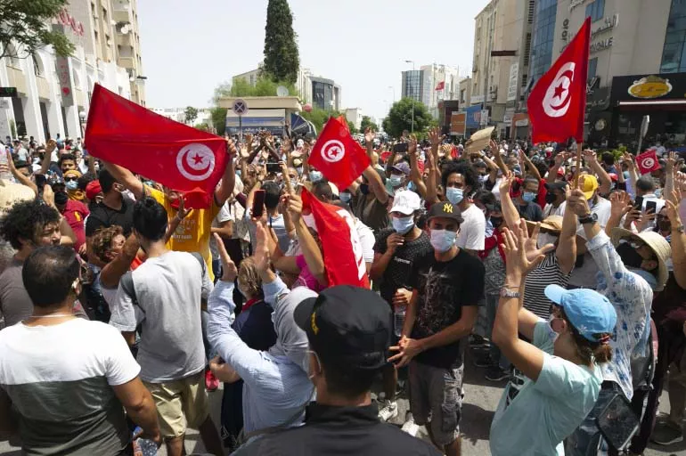 Tunus'ta halk sokağa döküldü