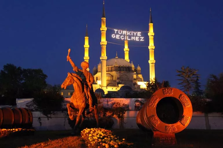 'Türkiye Geçilmez' mahyası Selimiye Camisi'ne çok yakıştı